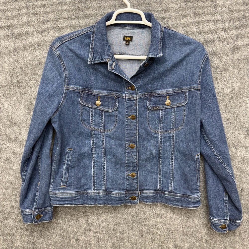 Women's Lee Jean Jacket Size XL trucker Denim button up long sleeve